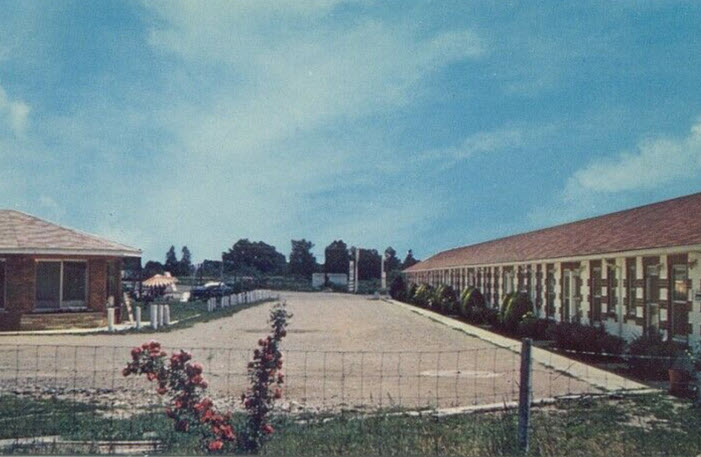Belle Center Motel (De Swan Village Motor Inn) - Old Postcard (newer photo)